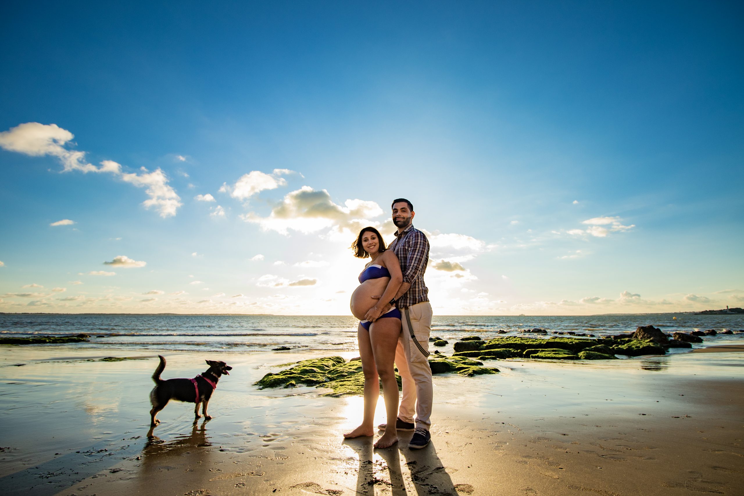 Shooting sur la plage à Royan d'une femme enceinte et sa famille, pendant un coucher de soleil