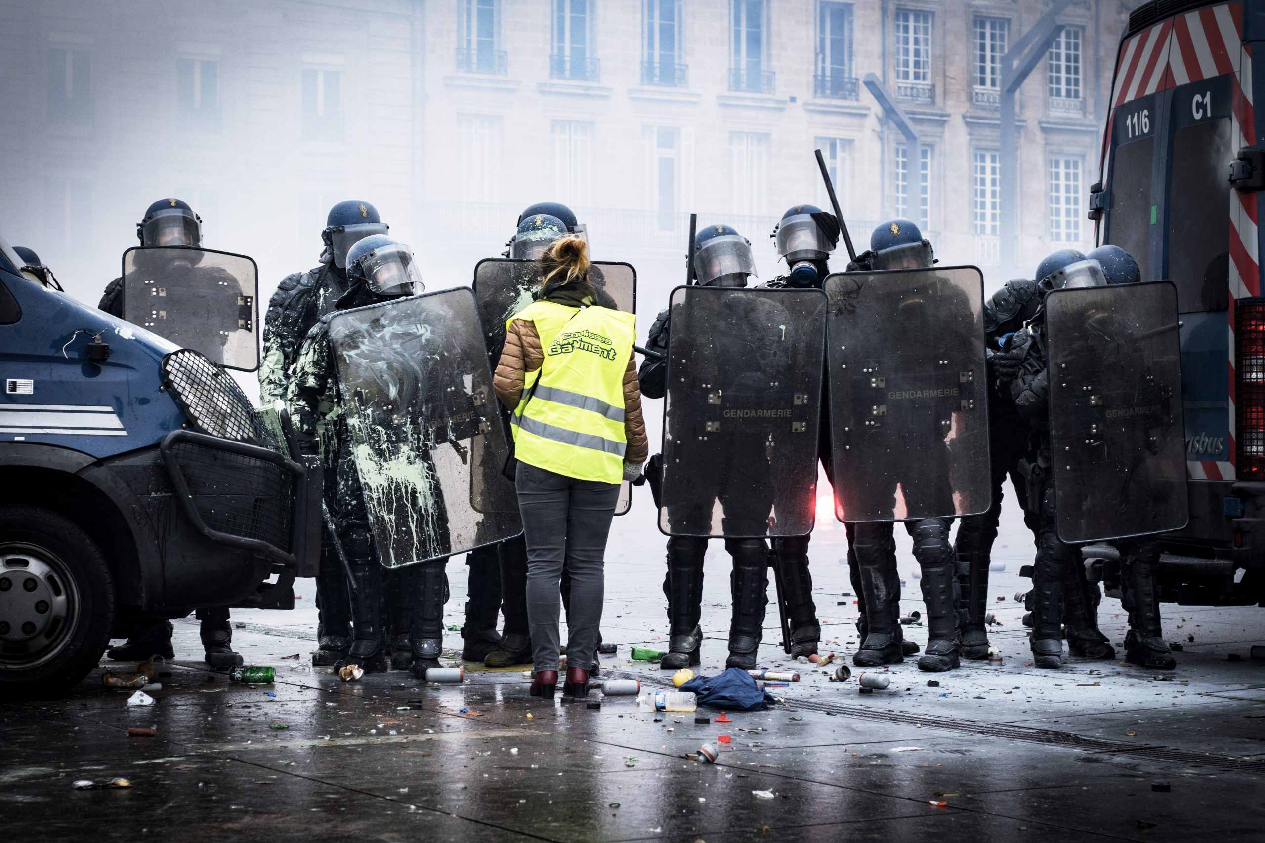 Femme face aux gendarmes, au cours de la manifestation des gilets jaunes Bordeaux