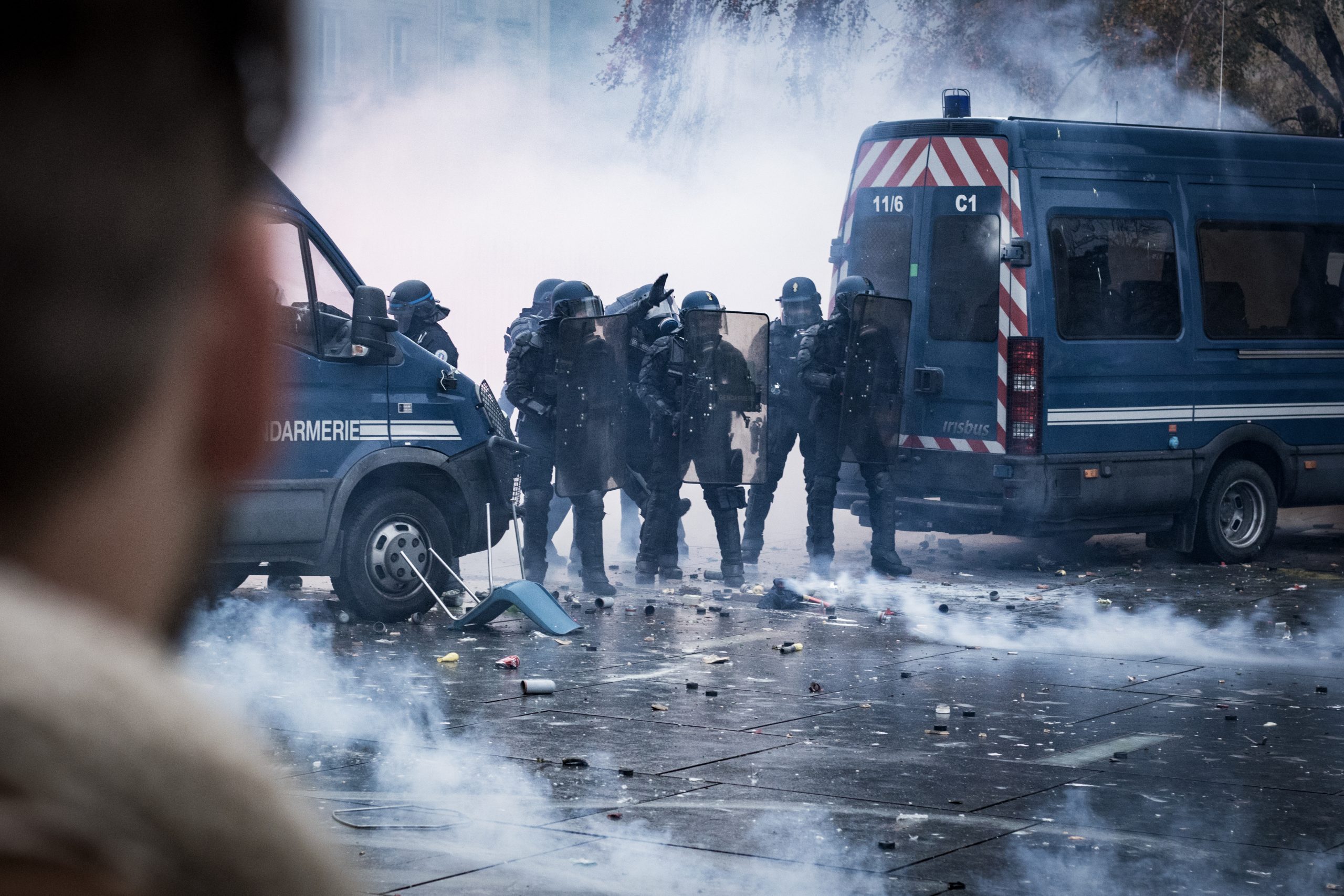 Gendarmerie dans les gazs lacrymogènes au cours de la manifestation des gilets jaunes à Bordeaux