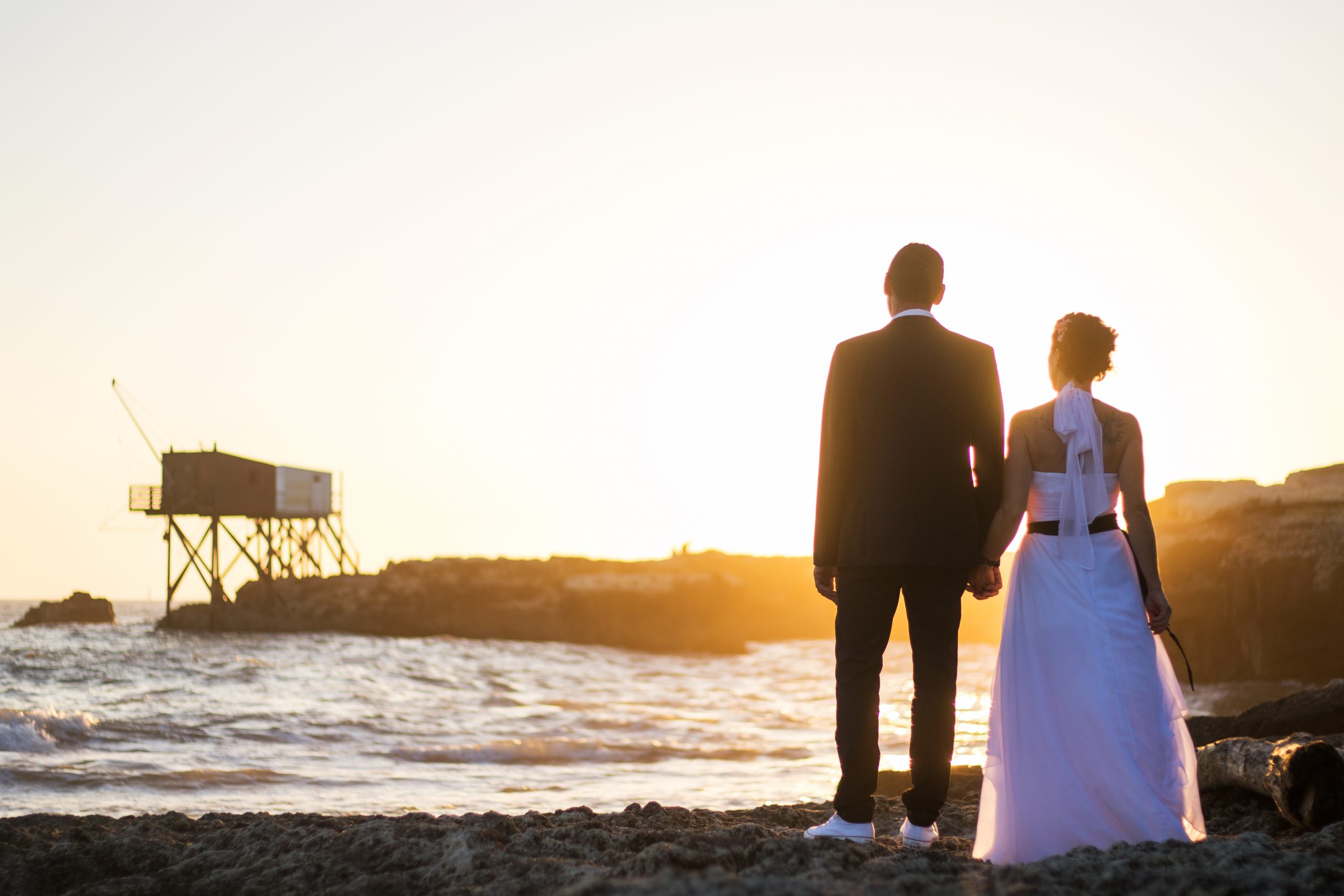 Mariées regardant le coucher de soleil sur la mer à Saint-Palais-sur-Mer