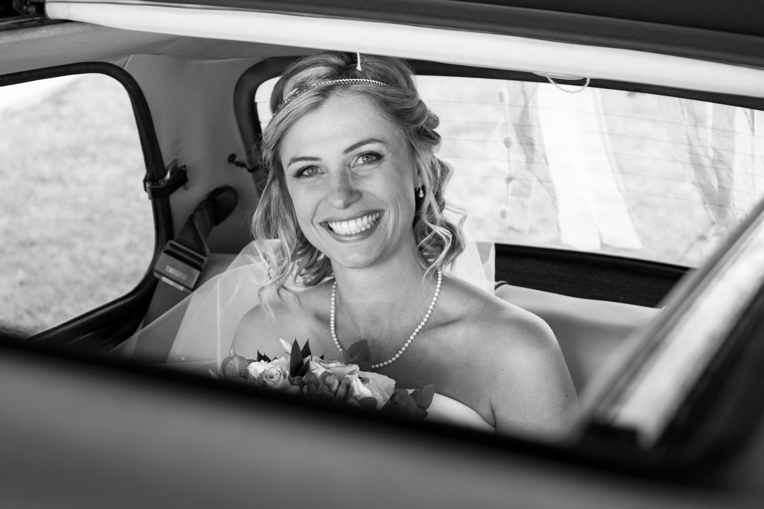 Photographie noir et blanche d'une mariée dans la voiture à Saint-Palais-sur-Mer